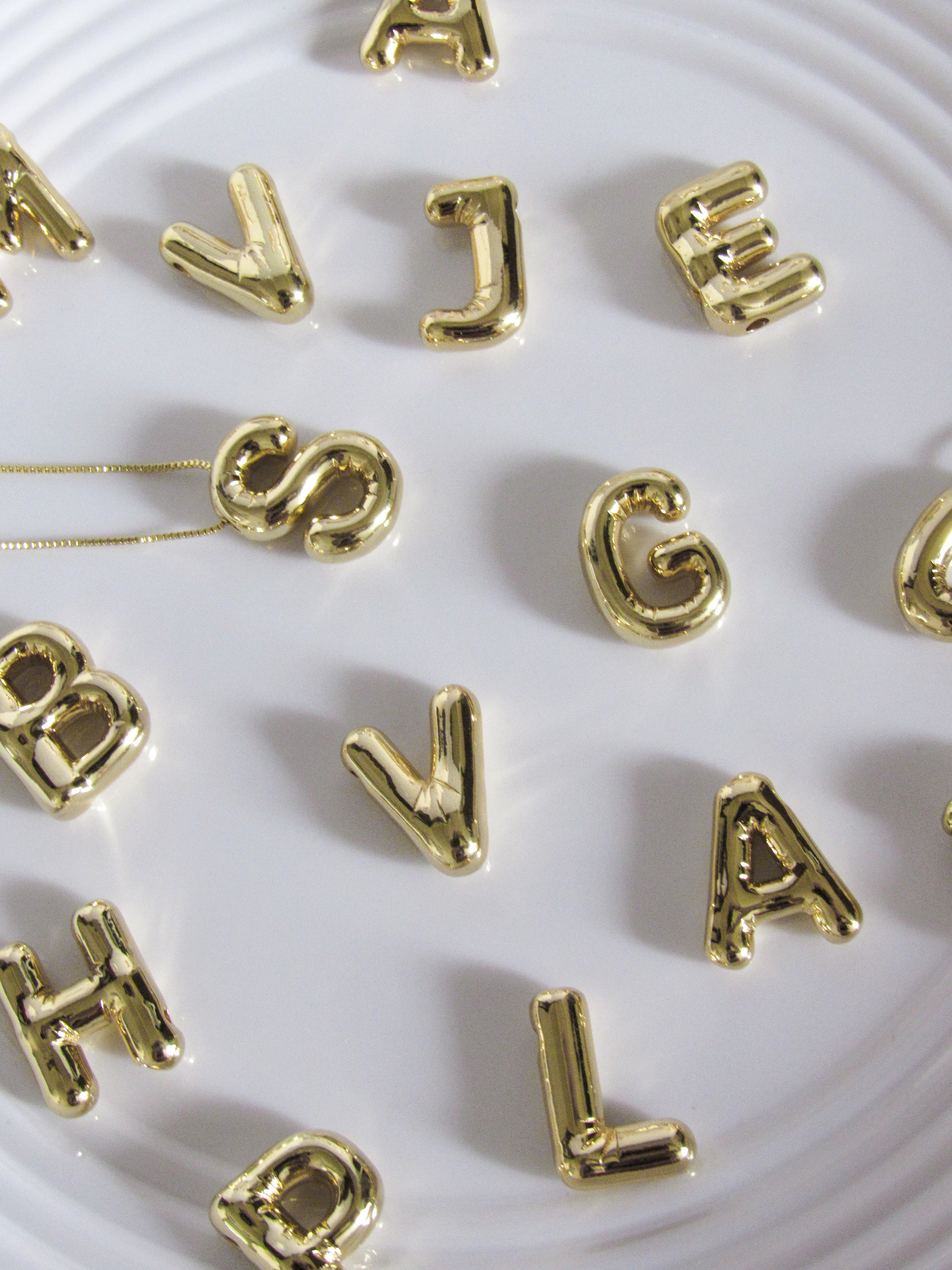 Collar inicial globo dorado