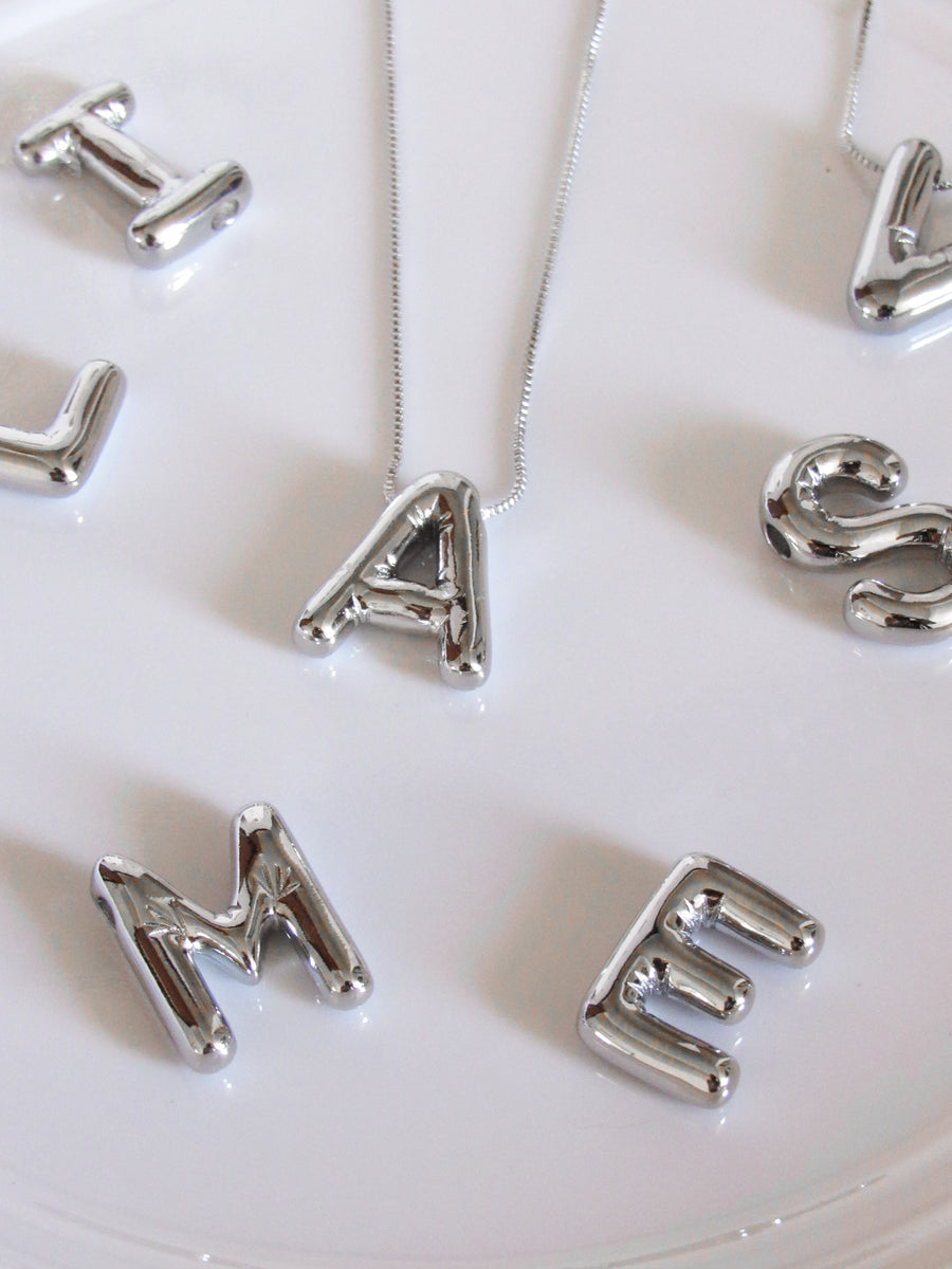 Collar inicial globo plateado