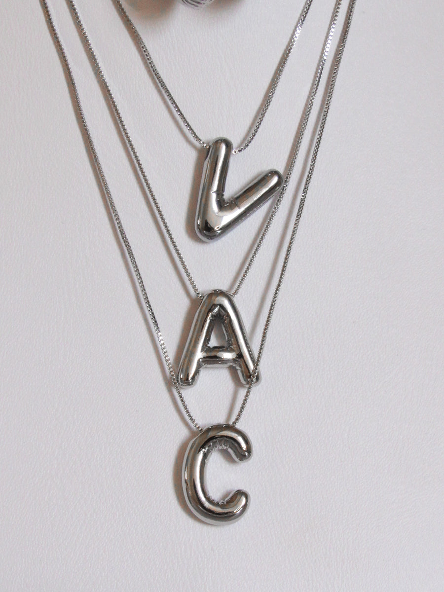 Collar inicial globo plateado