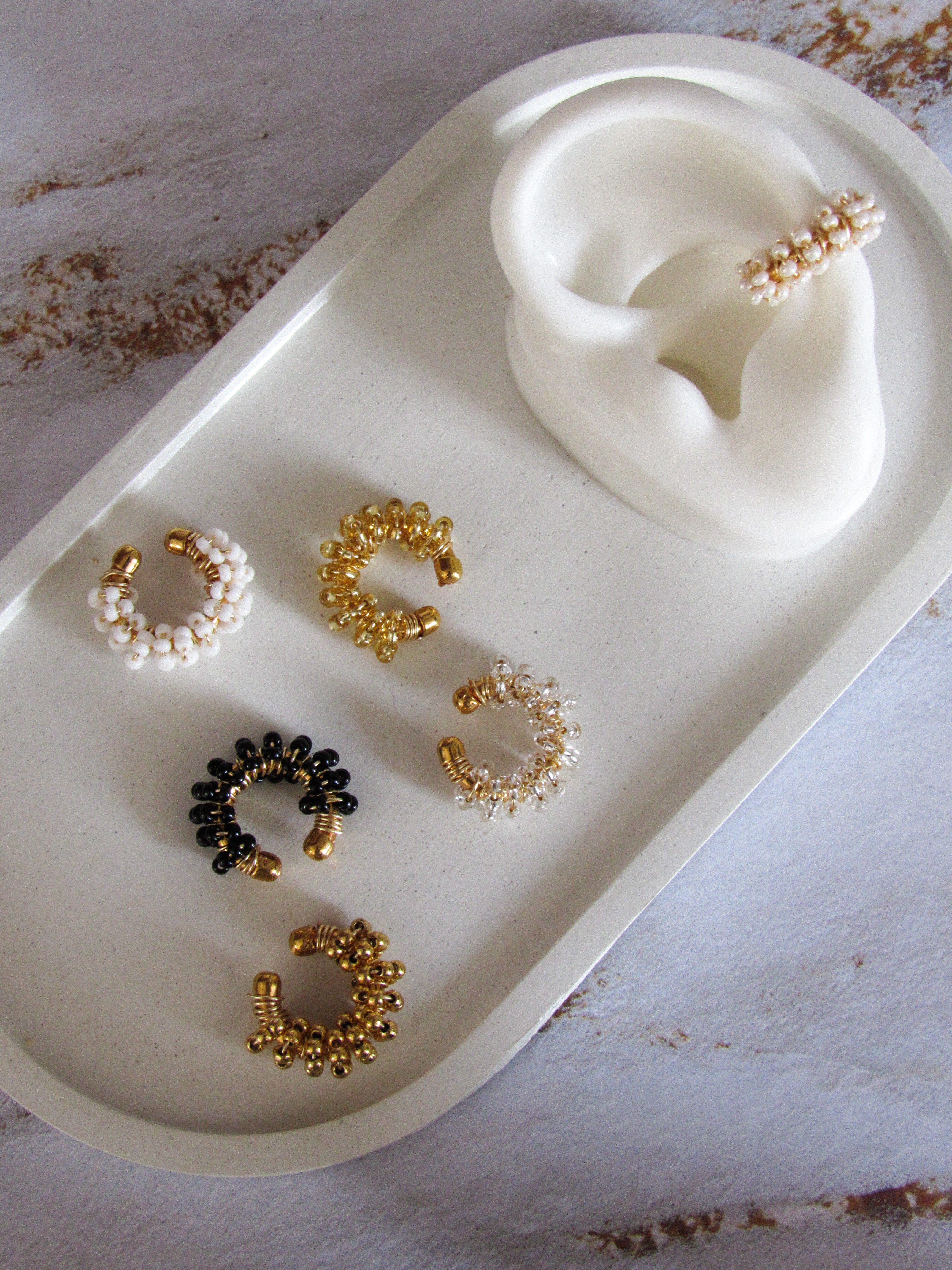 Earcuff tejido mostacilla