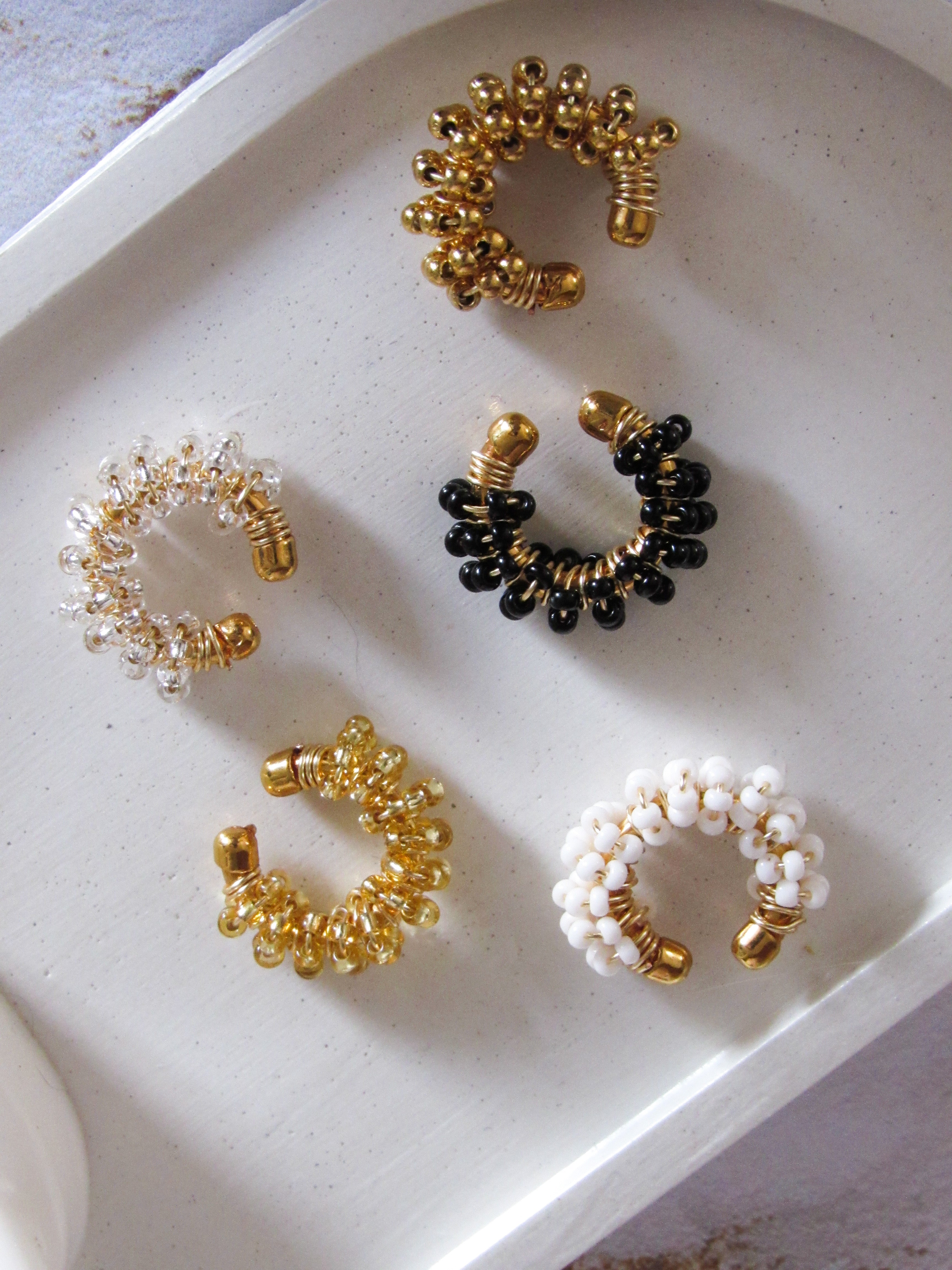 Earcuff tejido mostacilla