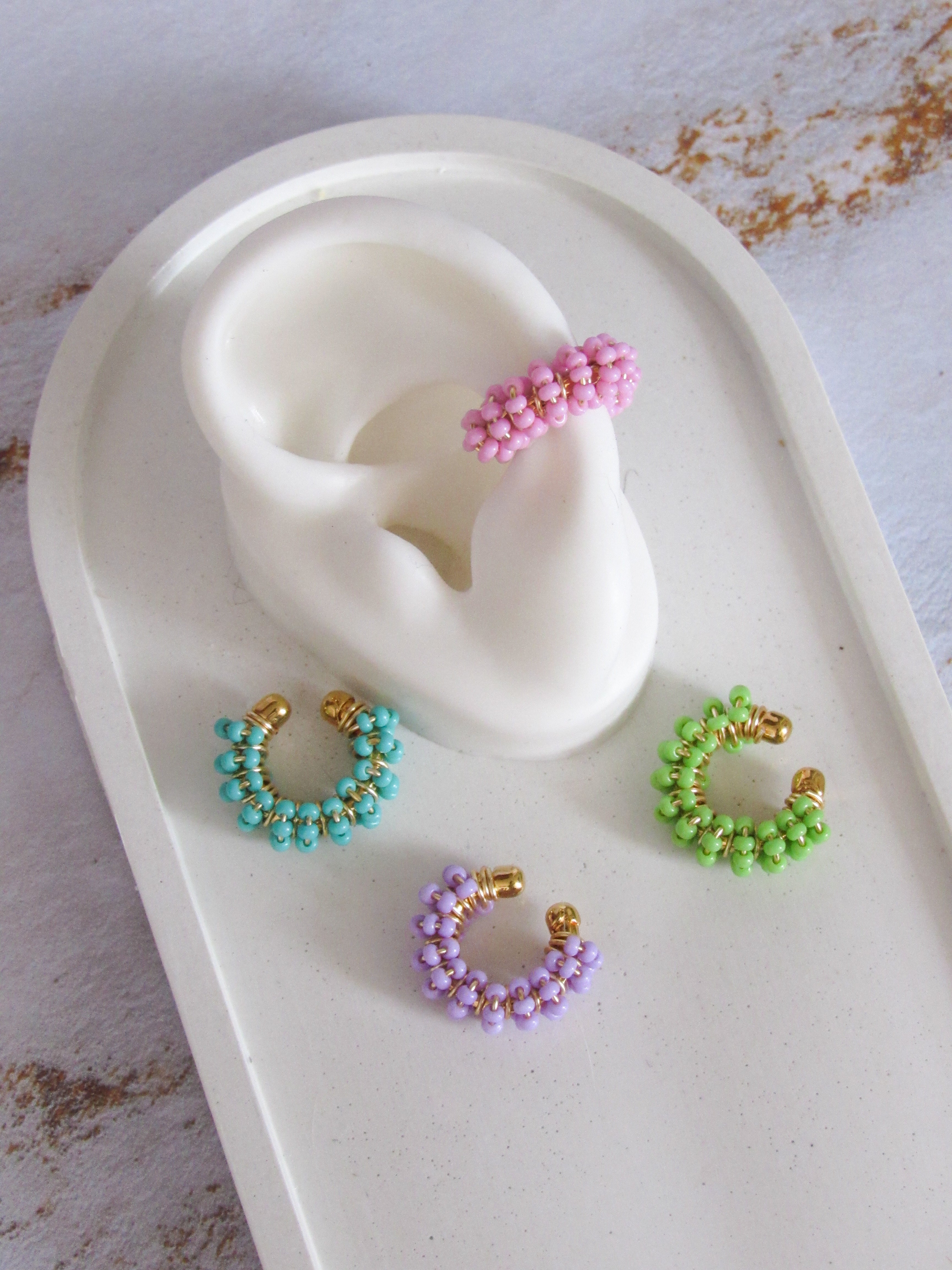 Earcuff tejido mostacilla