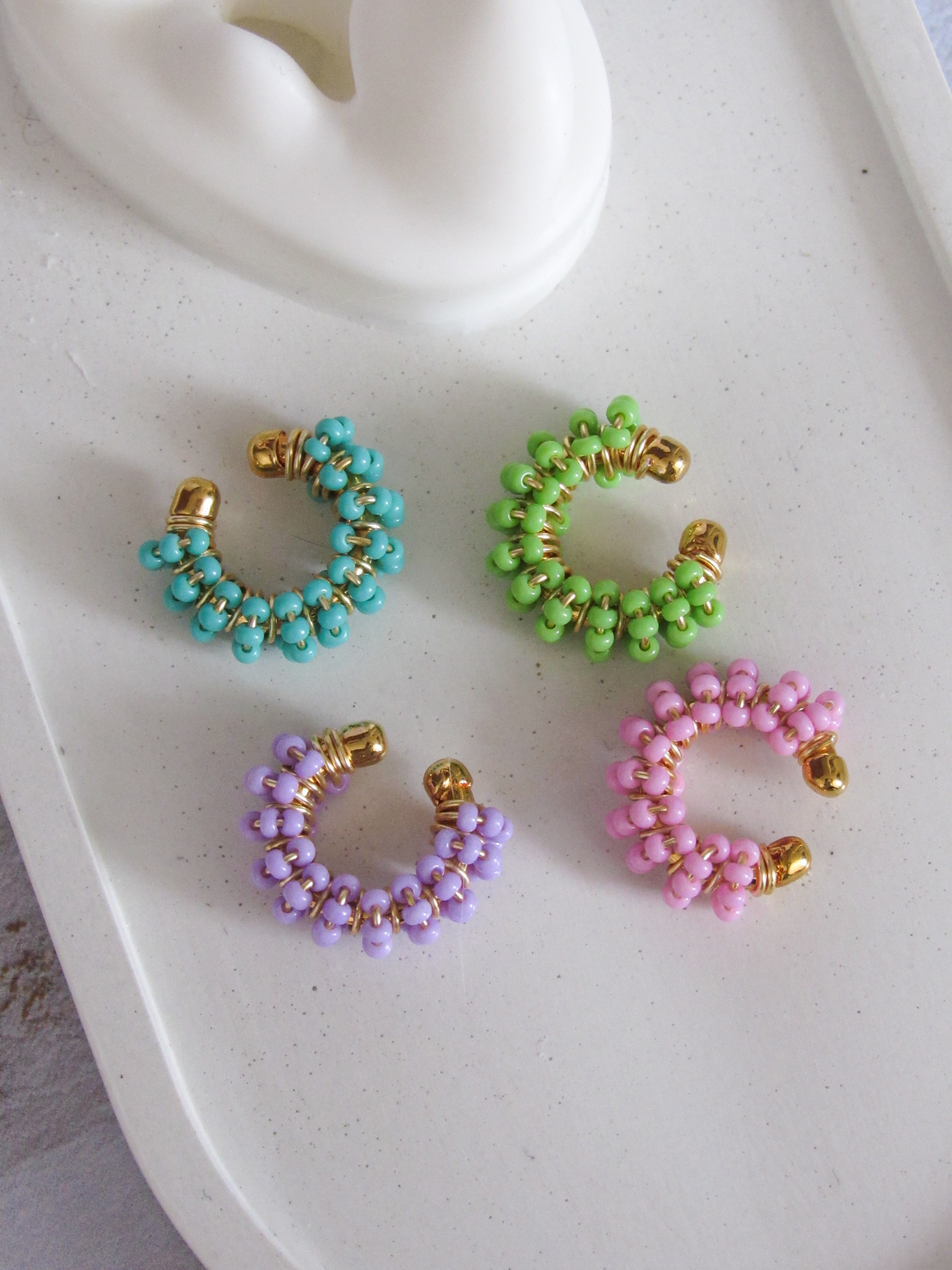 Earcuff tejido mostacilla