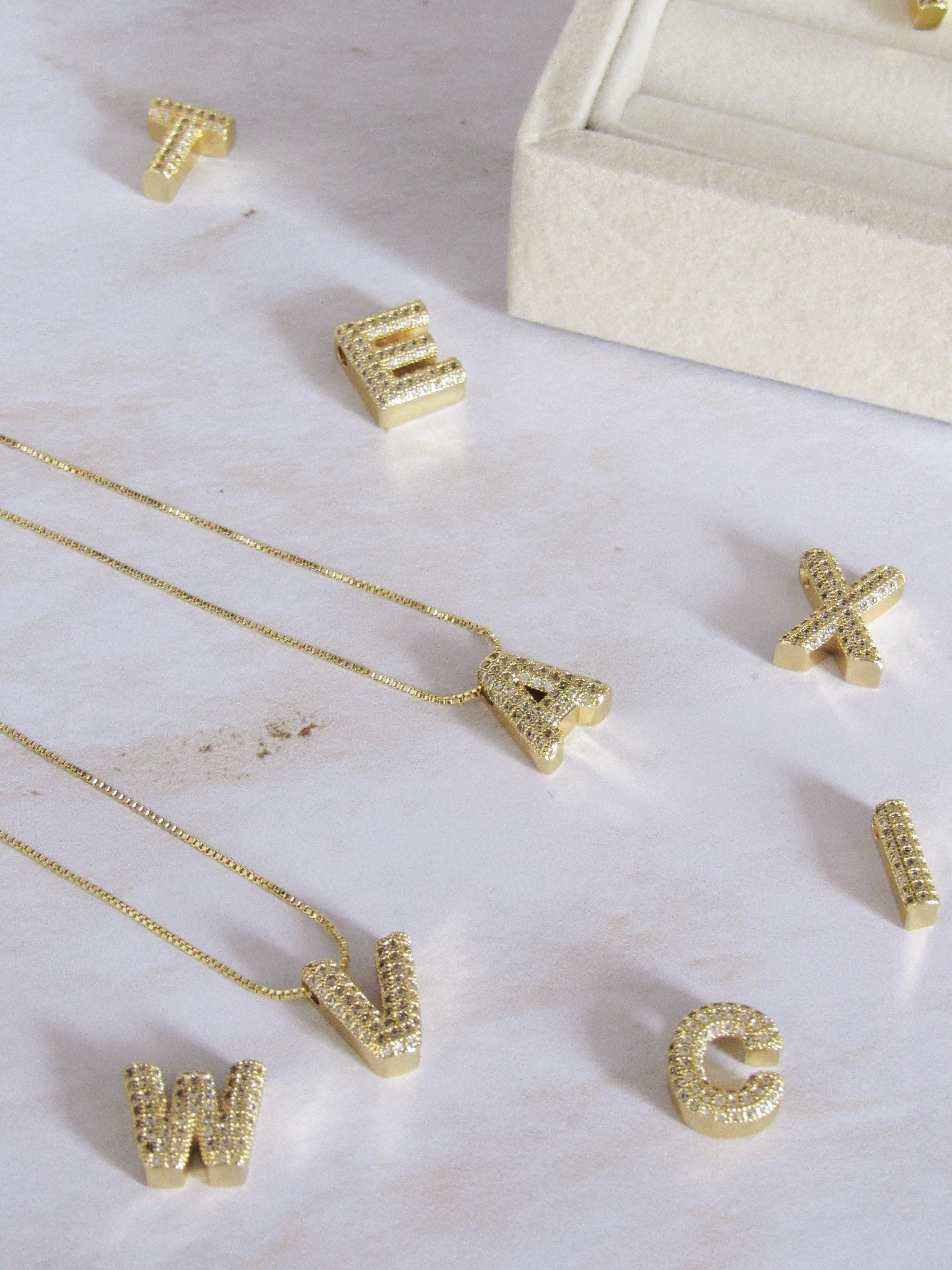 Collar inicial chunky zircones