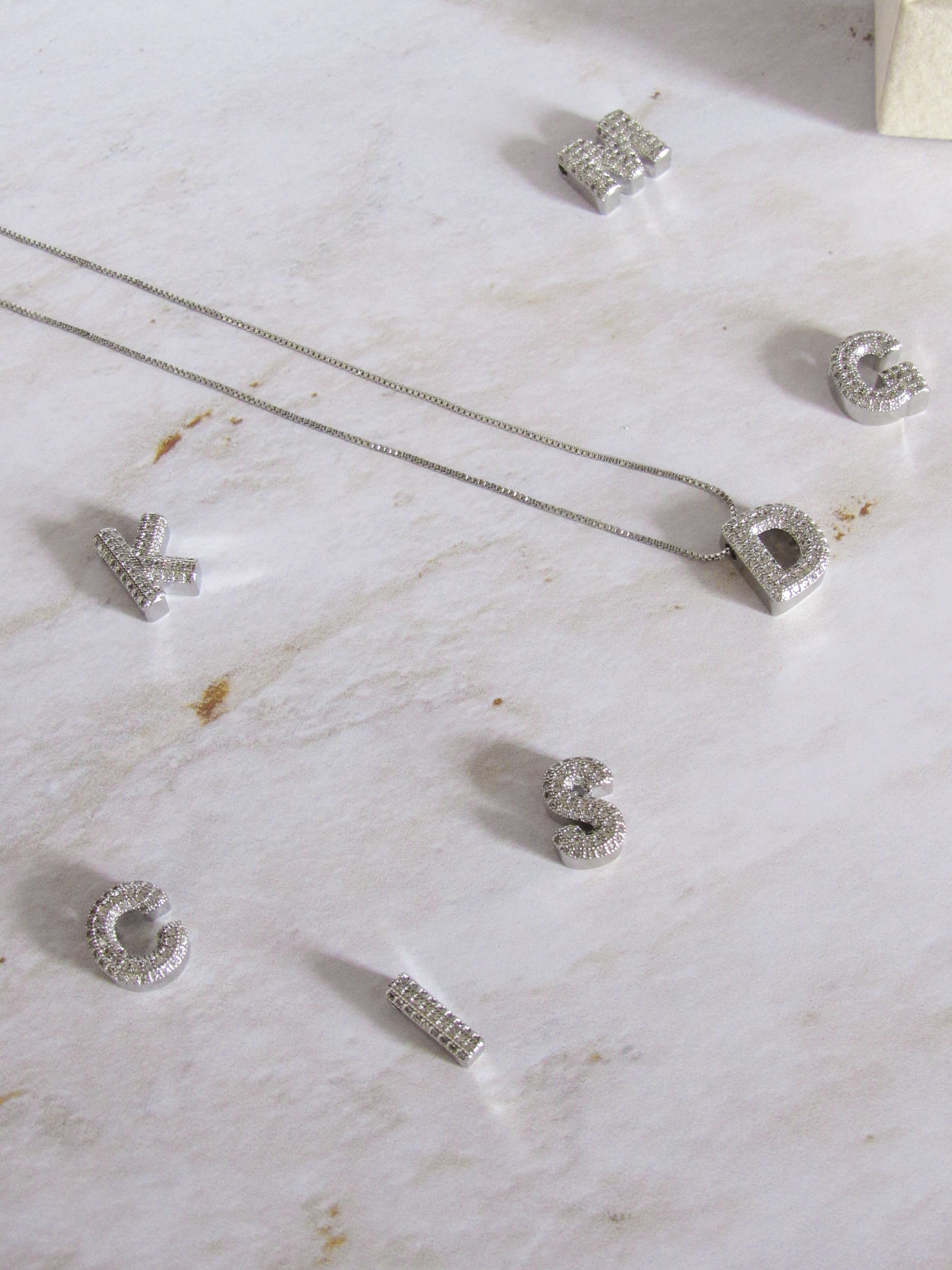 Collar inicial chunky zircones plateada