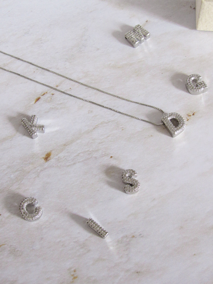 Collar inicial chunky zircones plateada