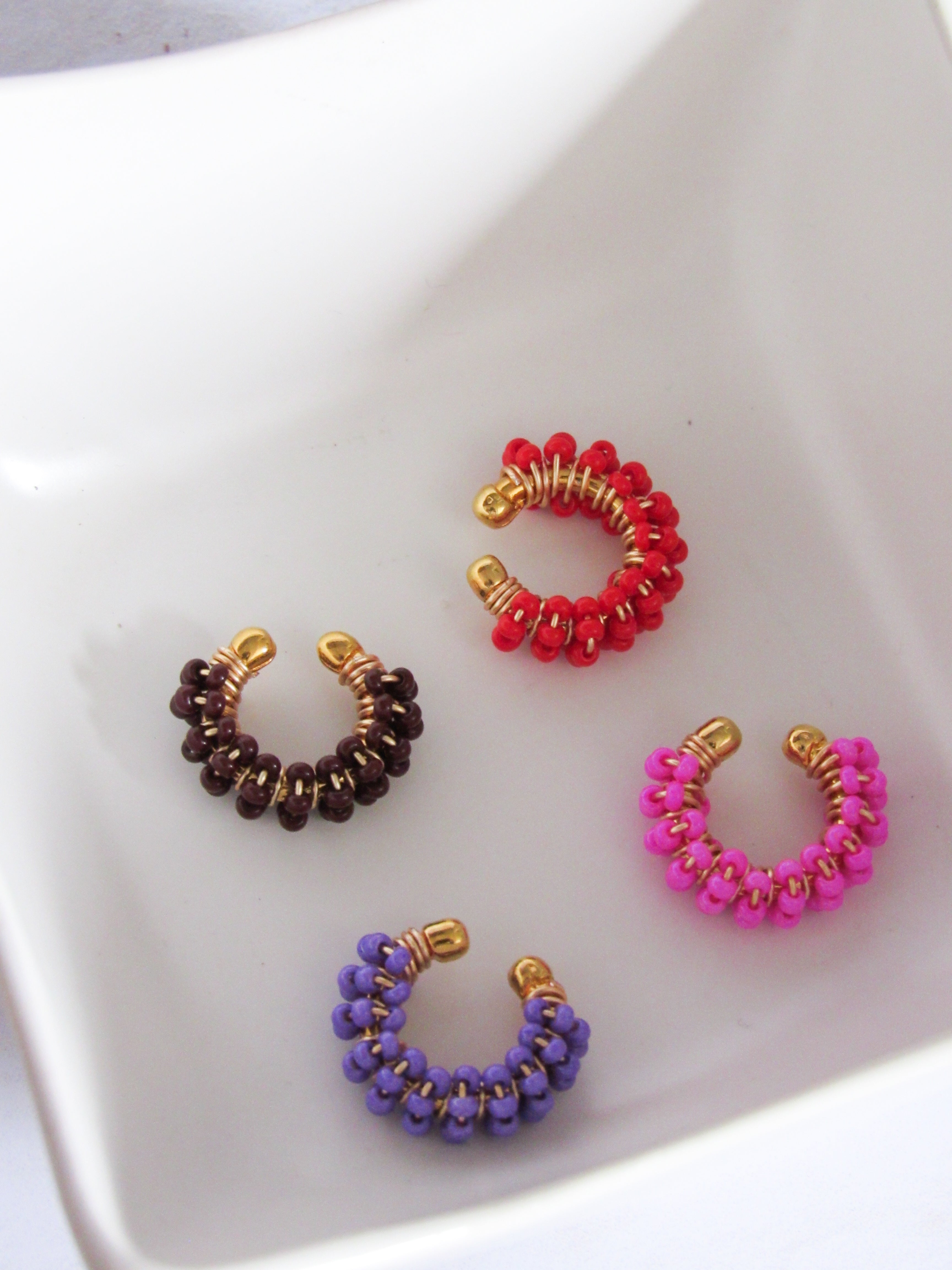 Earcuff tejido mostacilla