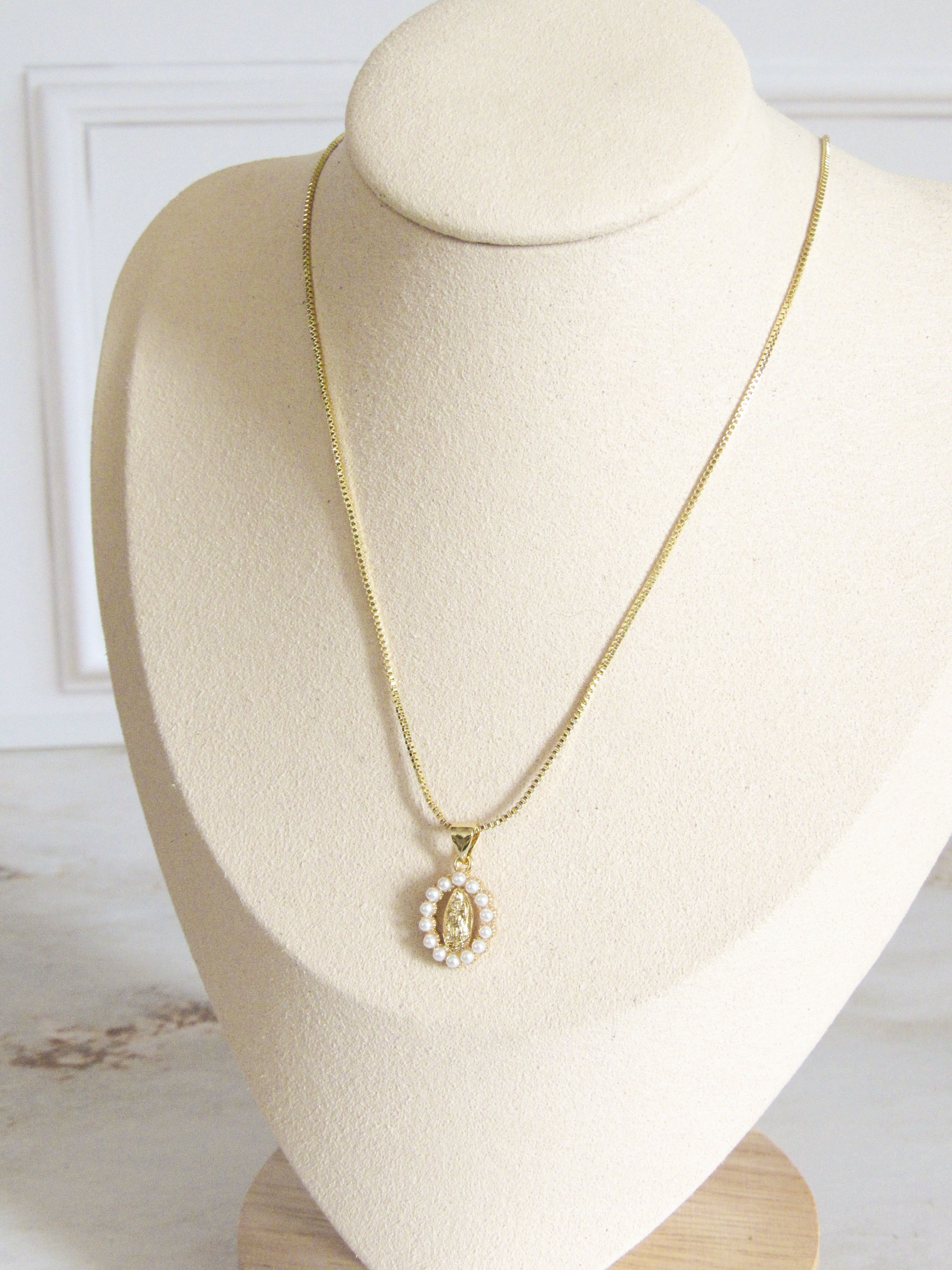 Collar virgen perlas