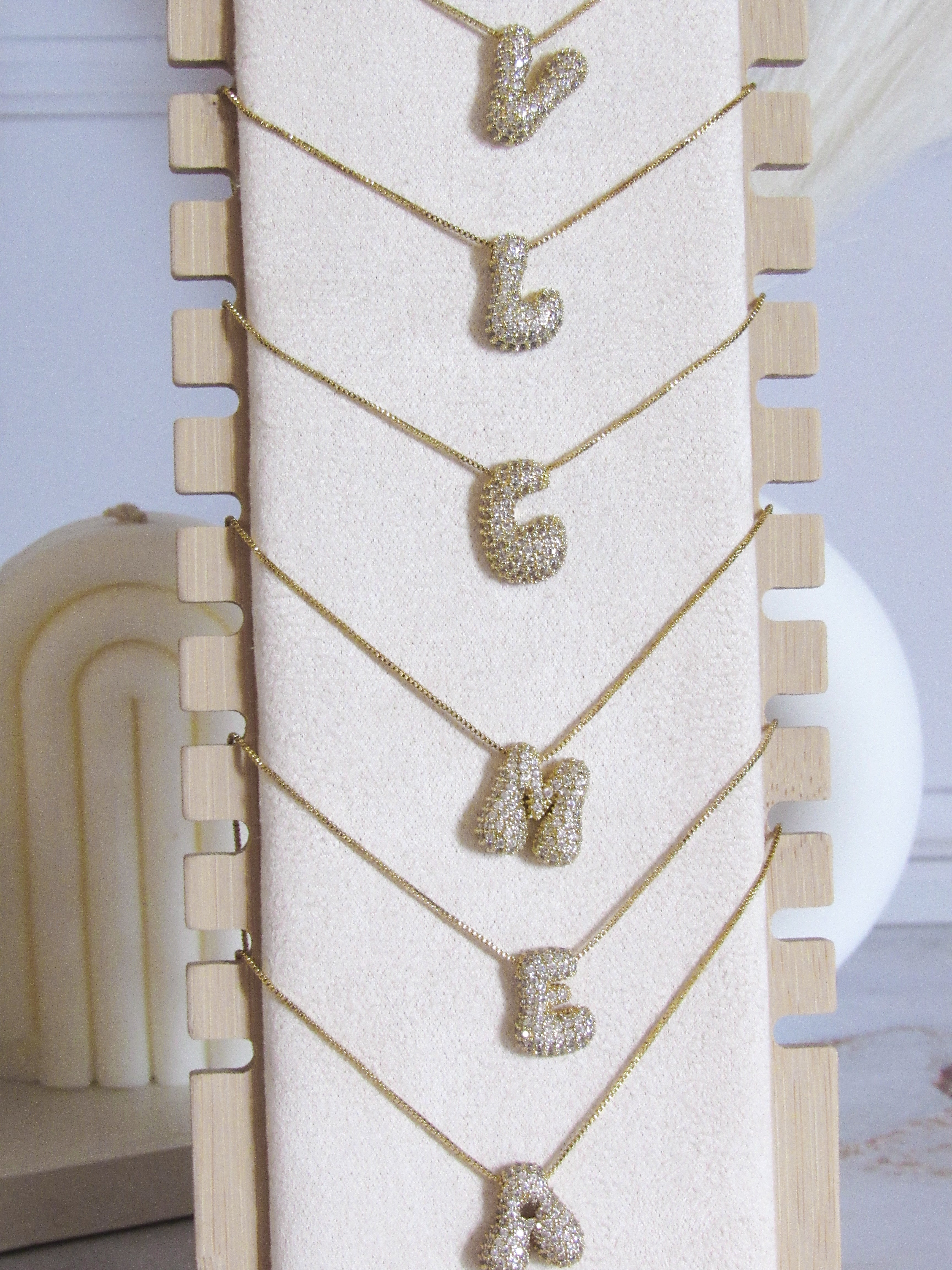 Collar inicial graffiti