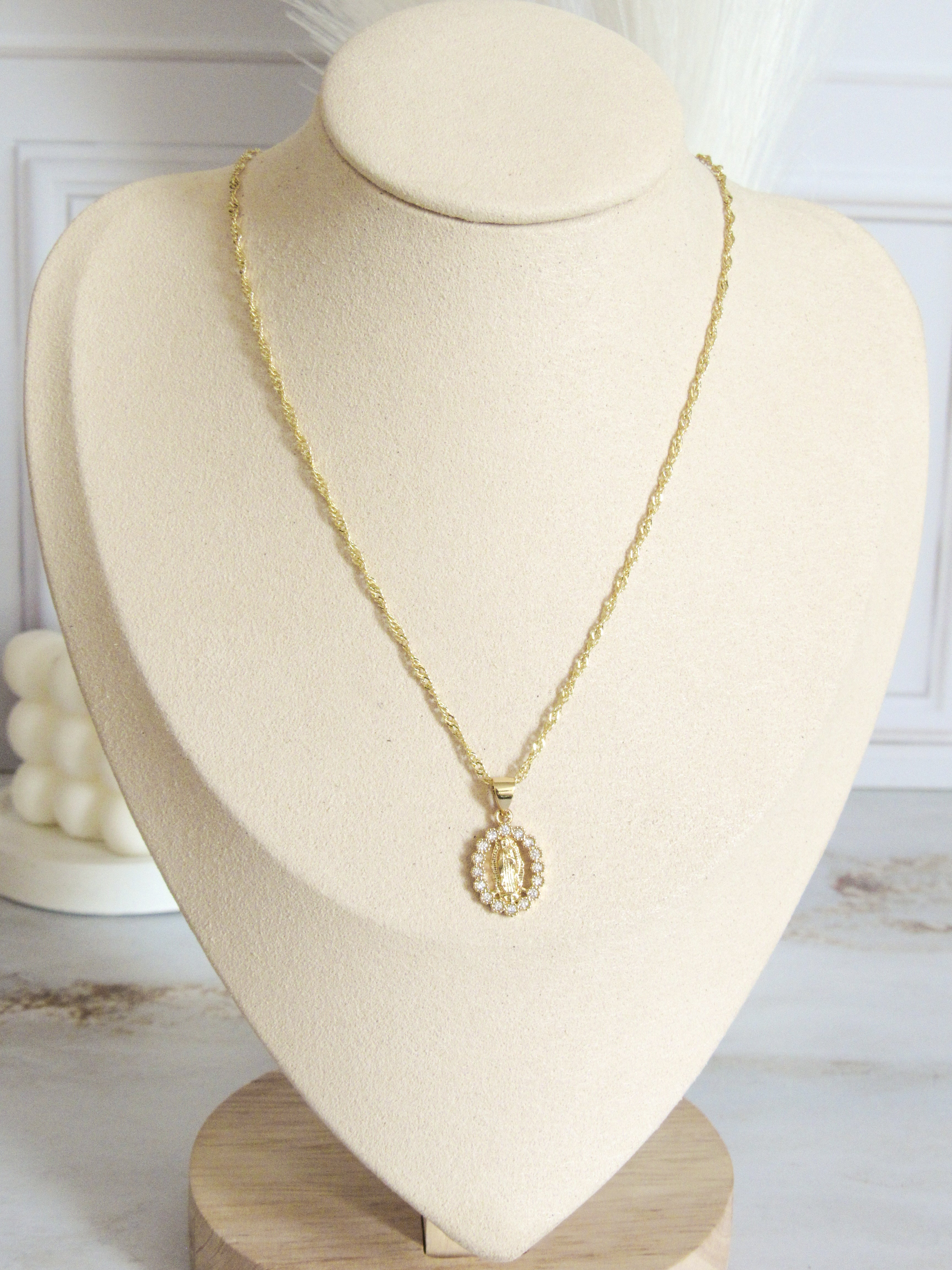 Collar virgen zircones