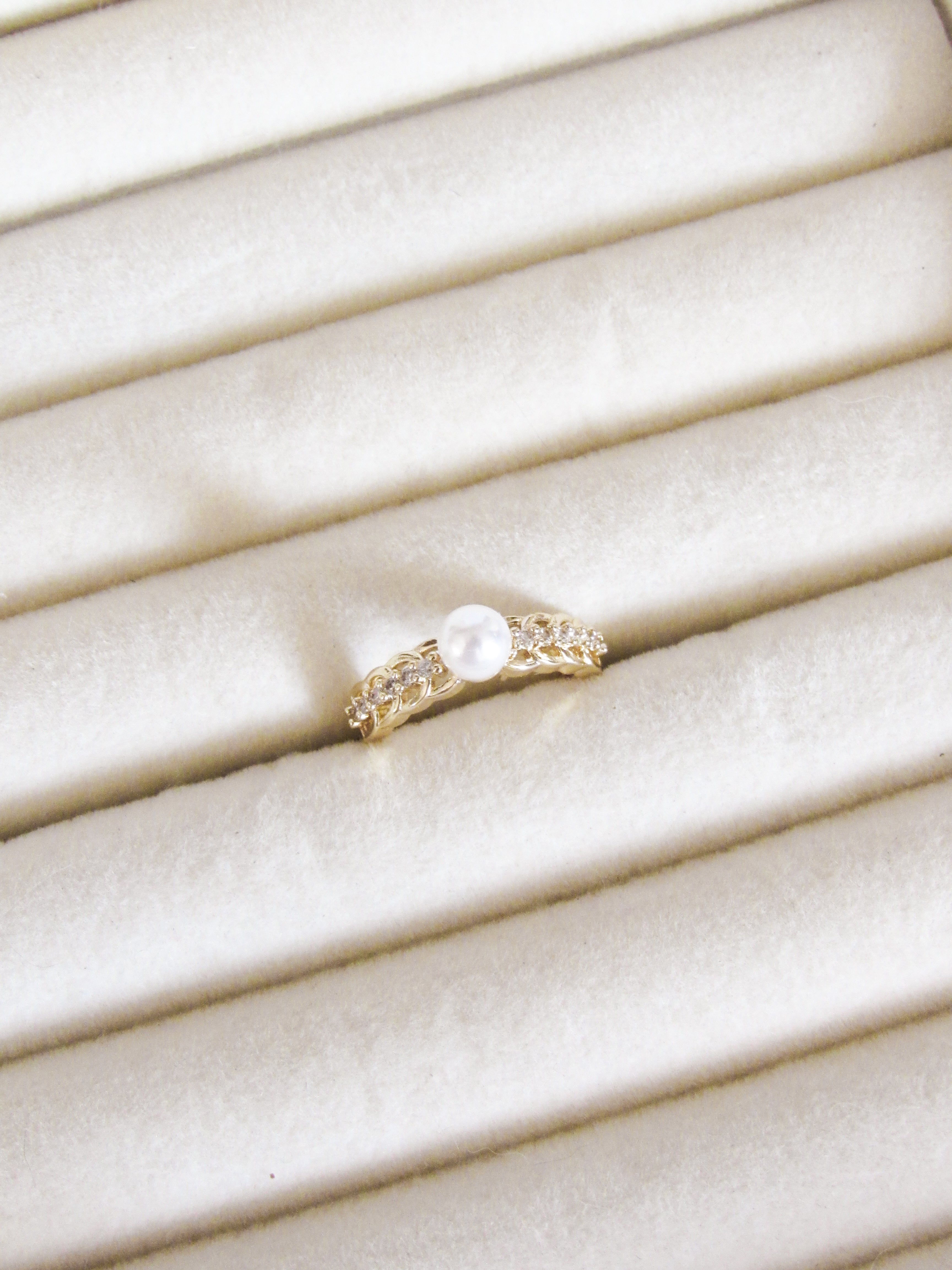 Anillo graduable perla zircones