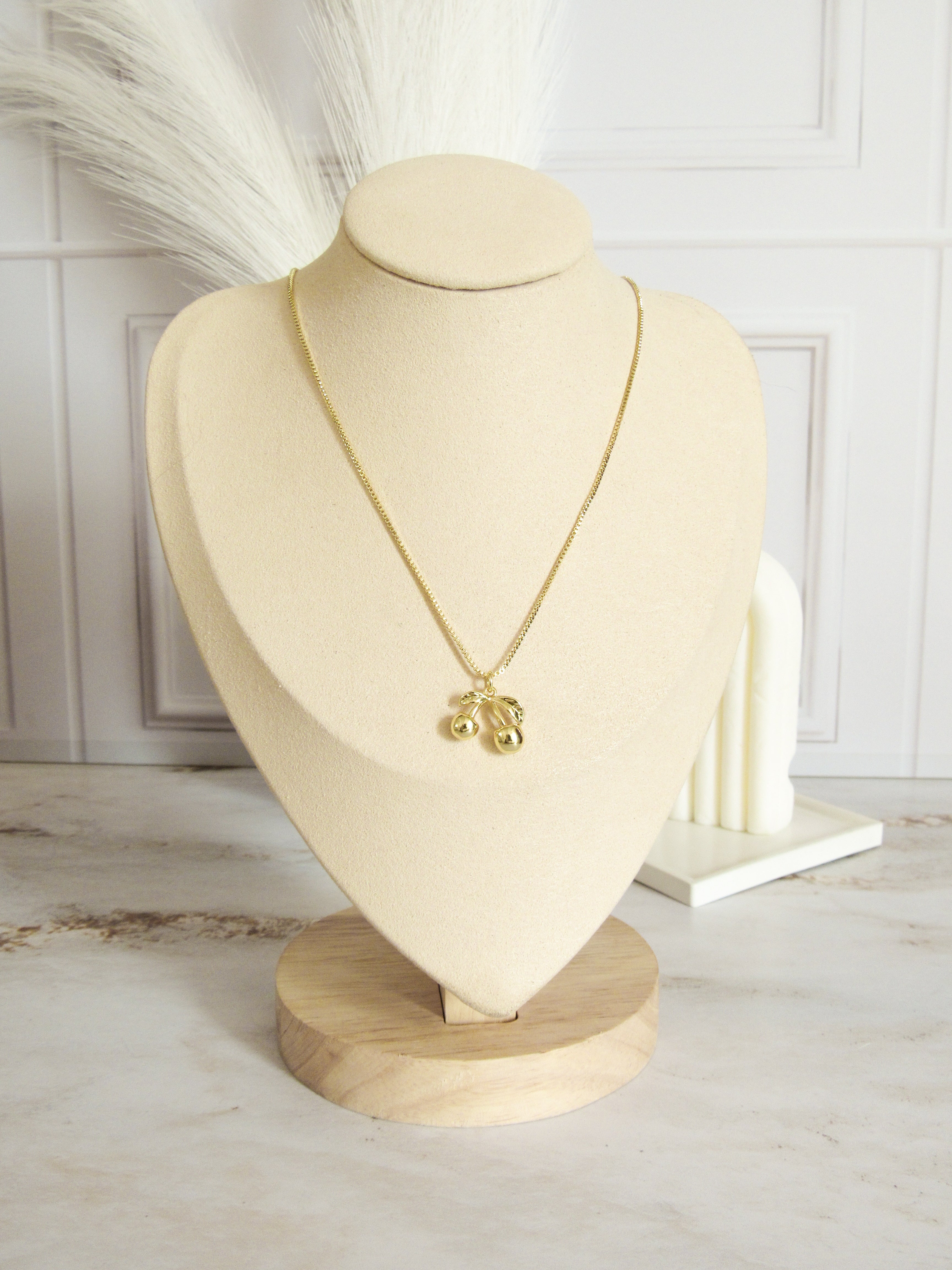 Collar cereza dorada