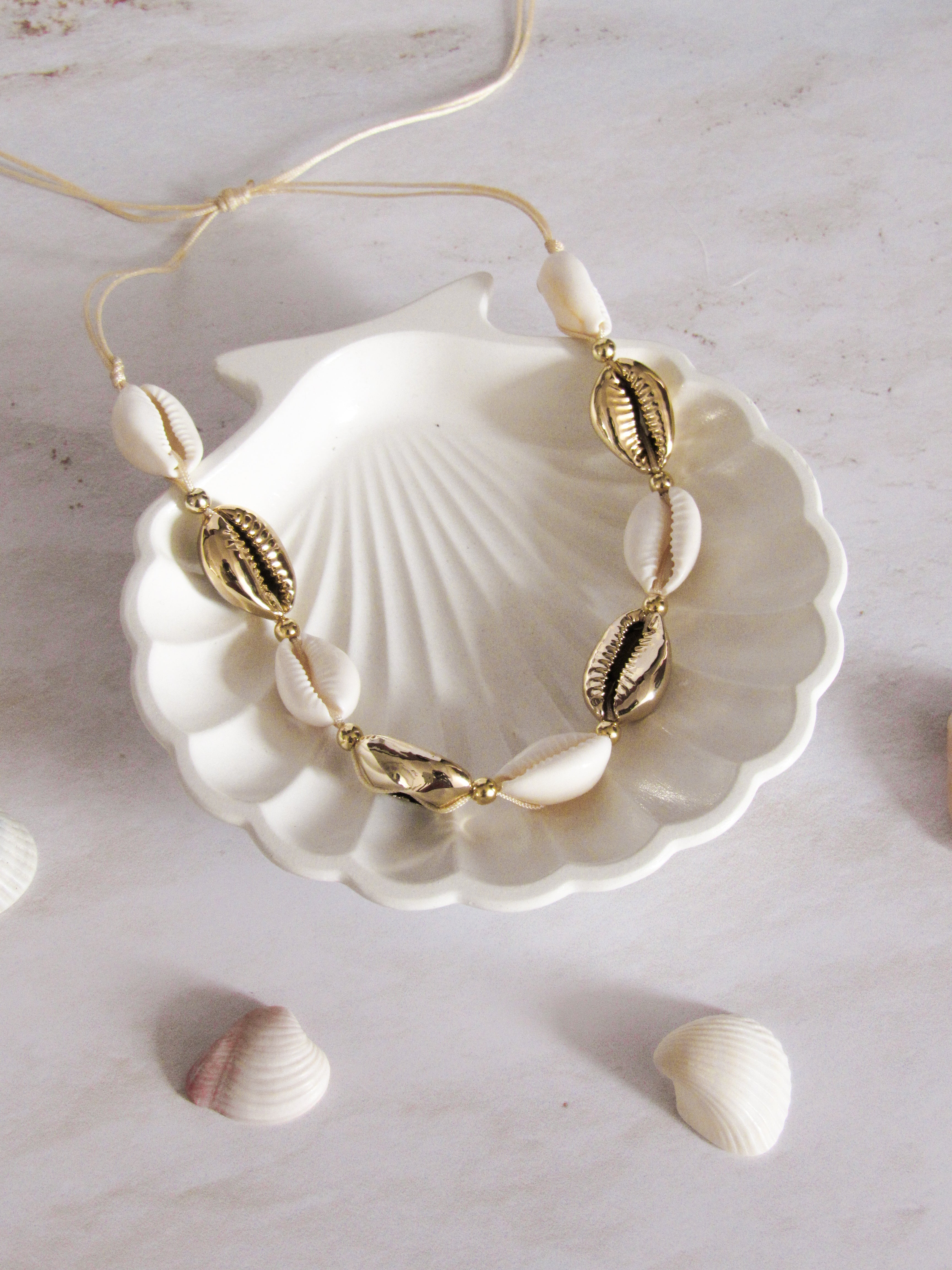 Gargantilla conchas doradas