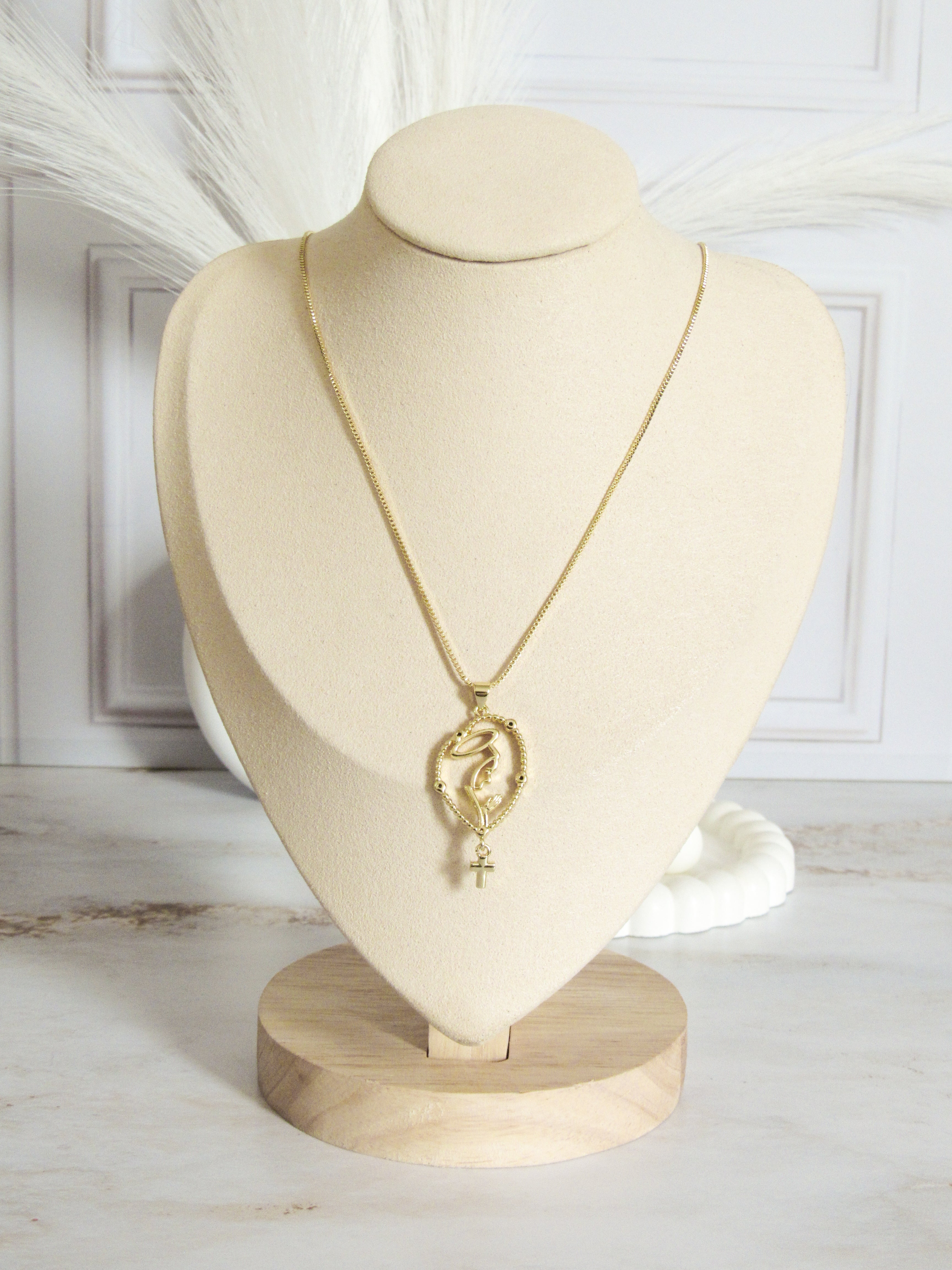Collar virgen colgante