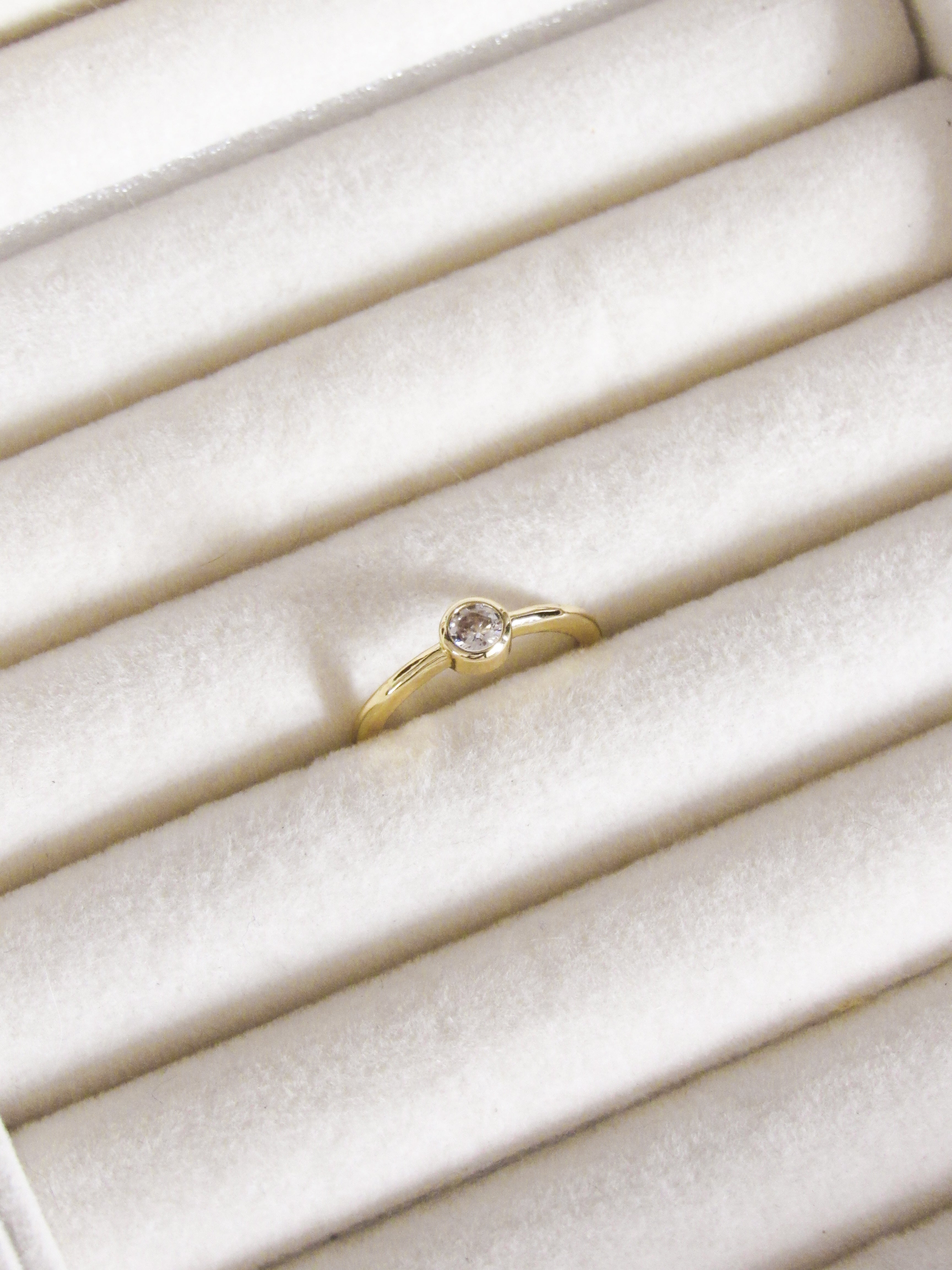 Anillo graduable zircón redondo