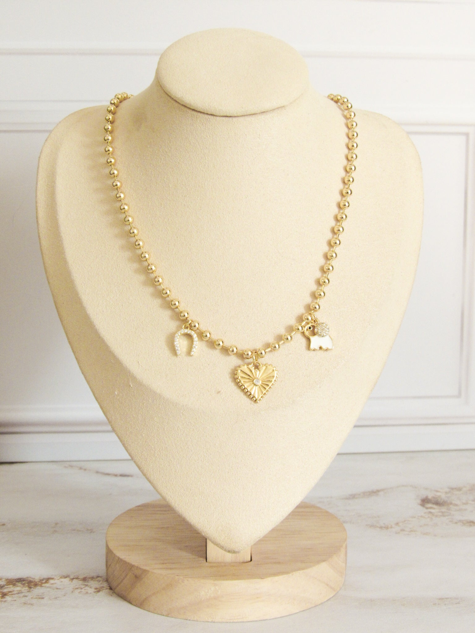 Collar amuletos